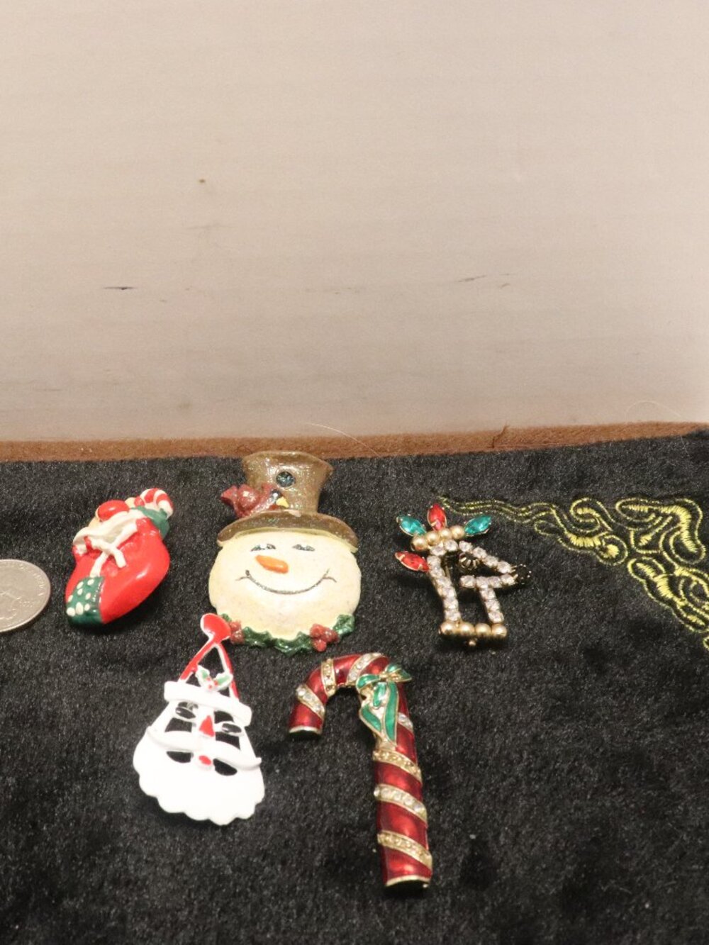 Lot of Woman's 5 Christmas Pins (Brooches) 2 Gold Tone